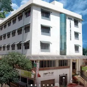 Lake Queen Hotel