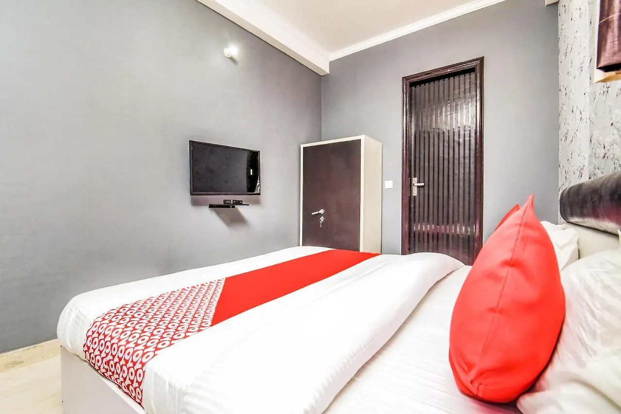 ***  Oyo 19132 K Residency Hotel New Delhi India
